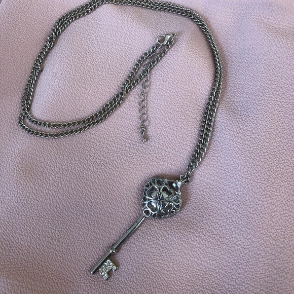 Silver plated key pendant - Picture 3 of 5